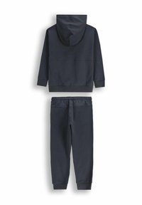 Zestaw ciemnoszara bluza z kapturem i pasujące spodnie dresowe. Materiał jest miękki, z prążkowanymi mankietami. Bluza z kapturem ma okrągły kaptur bez sznureczków oraz kieszeń typu kangur.