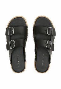 Sandales noires avec deux boucles ajustables, tige en cuir, semelle en jute tissée et détail de bord cousu. Logo visible sur la semelle intérieure.