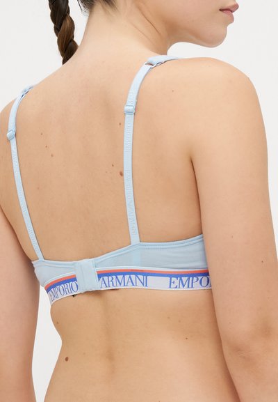 Világoskék melltartó állítható pántokkal, rugalmas pánttal, kék és narancssárga "Emporio Armani" logóval, puha anyagból, egyszerű dizájnnal.