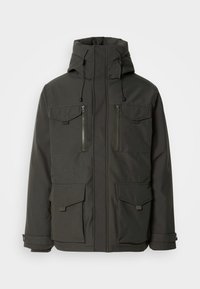 Giacca nera isolante con colletto alto, cappuccio regolabile, numerose tasche frontali e chiusure con zip. Tessuto resistente e liscio con finitura opaca.