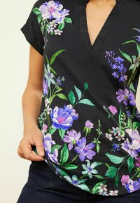 Love & Roses PETITE FIT - V-NECK  - Apdrukāts T-krekls - black floral