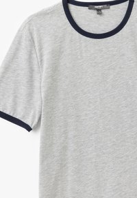 Lichtgrijze t-shirt met een ronde hals, korte mouwen en marineblauwe afwerking. Gemaakt van zachte, gestructureerde stof met een casual pasvorm.