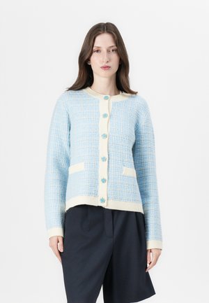 Blauwe en crème geblokte cardigan met een gestructureerde brei, met een ronde hals, zes knopen en twee voorzakken.