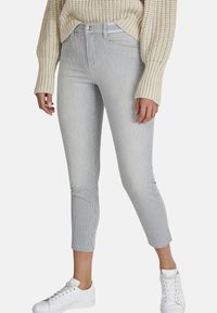 Pantalones de mezclilla a rayas gris claro con un silueta ajustada y longitud cropped. Cuentan con bolsillos frontales, cierre de botón y una textura suave.