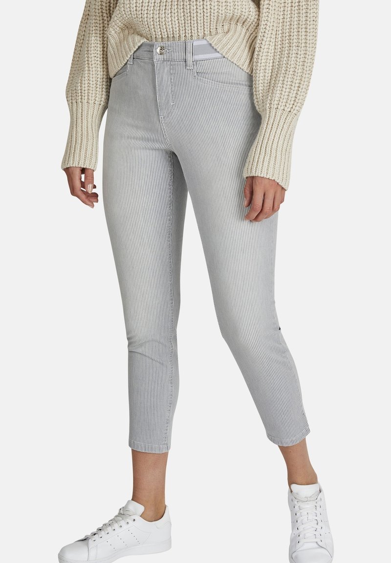 Pantalones de mezclilla a rayas gris claro con un silueta ajustada y longitud cropped. Cuentan con bolsillos frontales, cierre de botón y una textura suave.