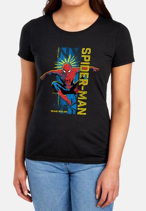 Frau trägt schwarzes T-Shirt mit buntem Spider-Man-Grafik, hockt und gelber Text mit der Aufschrift Spider-Man und Brand New Day.