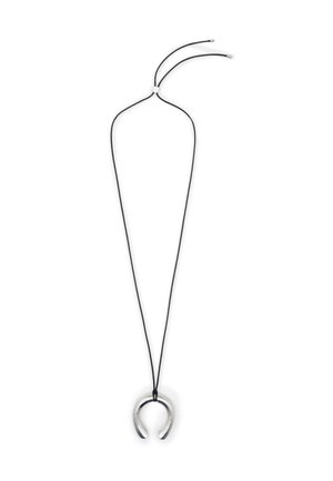 Collier en cordon noir avec fermoir réglable et pendentif brillant en forme de fer à cheval argenté.