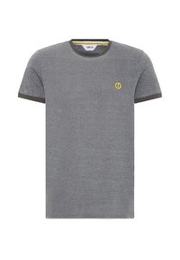 Grå t-shirt med korte ærmer og mørk grå krave og ærmekanter. Har et lille gult logo på venstre bryst. Materialet er en blanding af bomuld.