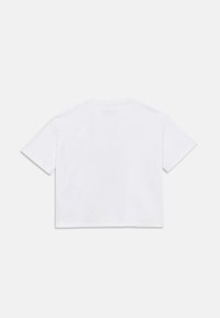 Άσπρο βαμβακερό t-shirt με κομμένη σχεδίαση, κοντά μανίκια και λαιμόκοψη γύρω. Διαθέτει διακριτικό ανάγλυφο λογότυπο στην πλάτη.