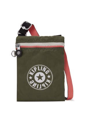 Zielona torba na ramię z białym logo Kipling, przednią kieszenią na suwak oraz regulowanym czarno-różowym paskiem.