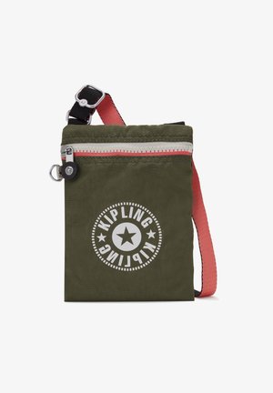 Zielona torba na ramię z białym logo Kipling, przednią kieszenią na suwak oraz regulowanym czarno-różowym paskiem.