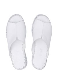 Hvide lædersandaler med åbent tå-område og slip-on design, der har krydsede stropper og syede detaljer langs kanterne. Tekstureret indersål.