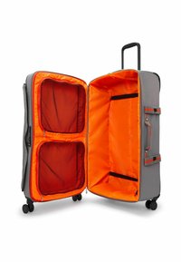 Grijze hard-shell koffer met een oranje interieur, voorzien van twee gaaszakken, een handvat en vier wielen voor mobiliteit.