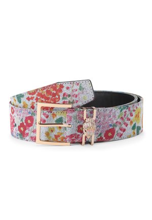 Ceinture en tissu fleuri roulée avec des fleurs rouges, jaunes et vertes, boucle rectangulaire dorée et un petit pendentif doré attaché près de la fermeture.