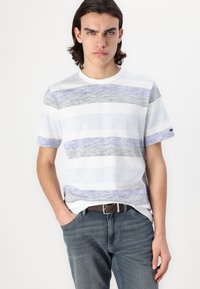 Camiseta de manga corta y cuello redondo con rayas horizontales en lavanda, gris y blanco, hecha de una mezcla de algodón texturizado.