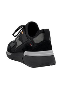 Schwarzer Sportschuh mit einer Kombination aus Wildleder und Textilmaterialien, einer gepolsterten Sohle und subtilen grauen Akzenten. R-TEX-Branding sichtbar.