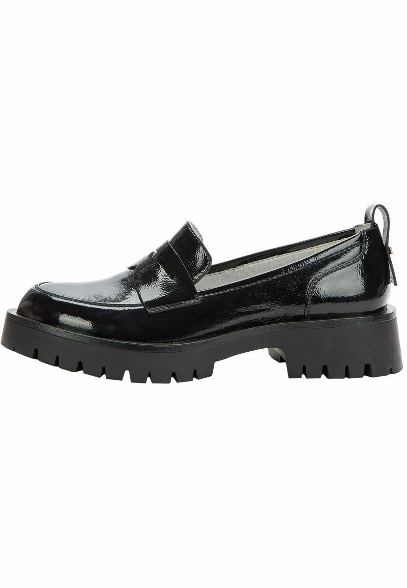 Mocassin en cuir verni noir avec semelle à crampons épaisse, petit talon et languette à l'arrière, vue de côté.
