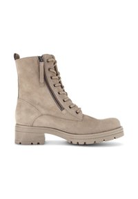 Beige suède enkellaarsjes met een vetersluiting aan de voorkant, een zijrits en een rubberen zool met een gestructureerd grippatroon. Blokhak ontwerp.