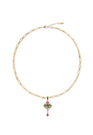 Collier chaîne en or avec maillons allongés, orné d'un pendentif coloré avec des détails verts, roses et blancs, et une goutte de pierre précieuse rose.