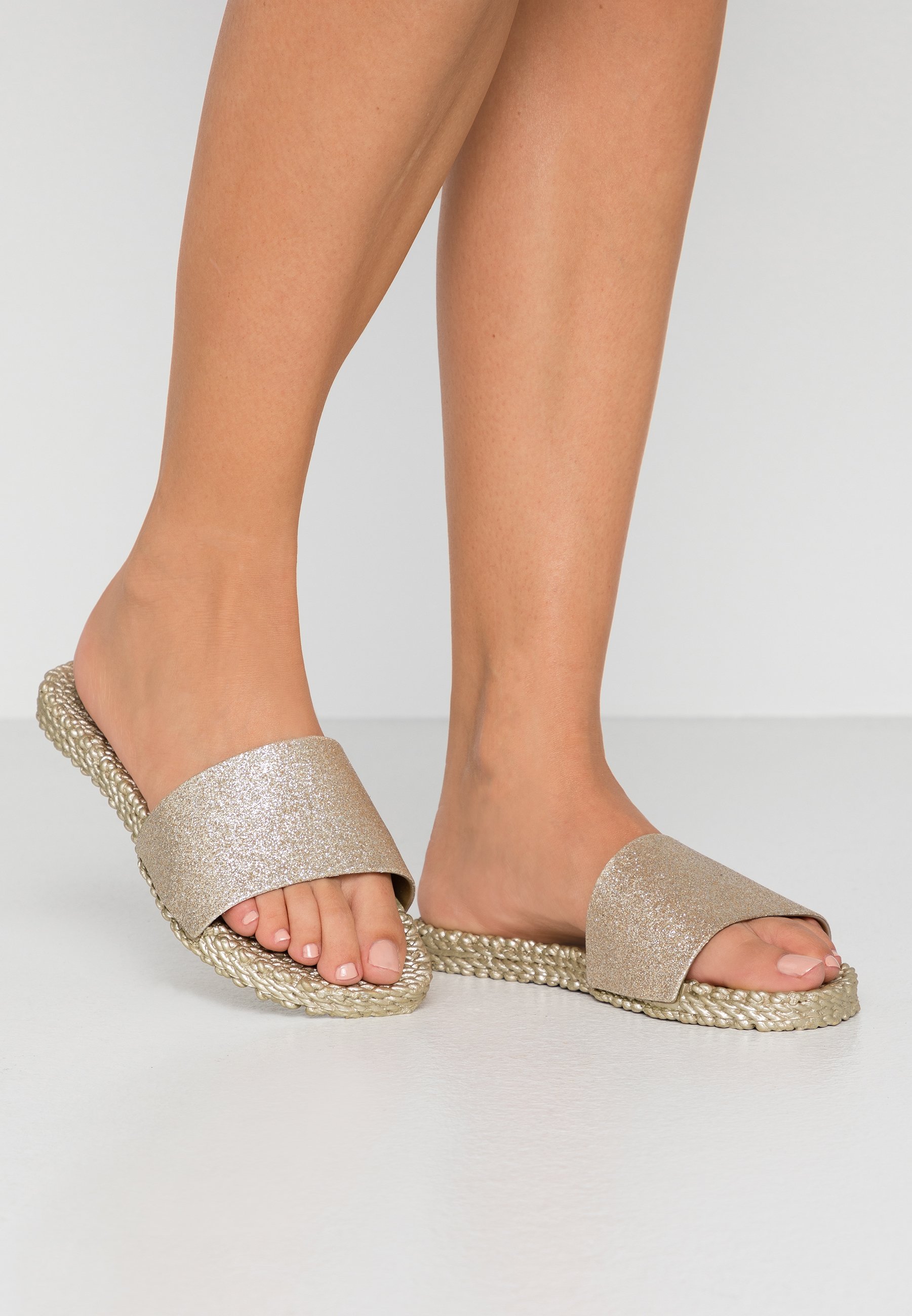Ilse Jacobsen CHEERFUL Sandaler platingull Zalando.no Ilse Jacobsen CHEERFUL Badesko platin Zalando.no