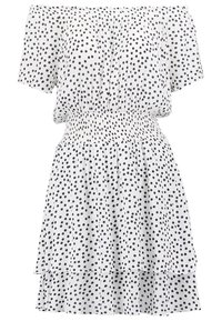 Robe blanche épaules dénudées à pois noirs, manches courtes, taille élastique et jupe à volants.