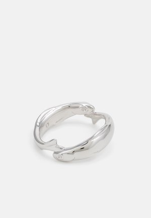 Silberner Ring in Form von zwei ineinander verwobenen Delfinen mit einer glatten, polierten Oberfläche und deutlichen Details zu den Merkmalen der Delfine.