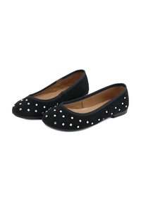 Bailarinas de ante negro con suelas planas, que presentan tachuelas metálicas en la parte de los dedos y un forro interior suave.