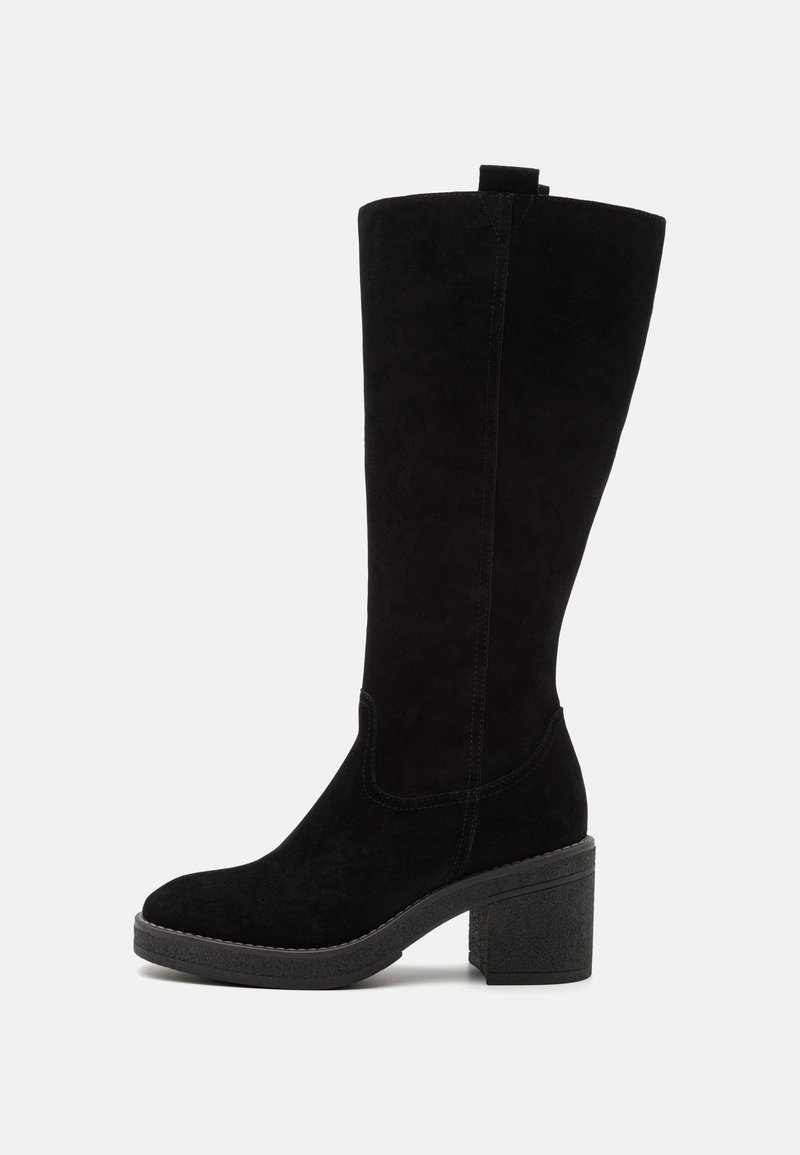 Botte noire en daim montant jusqu'au genou avec talon bloc et languette de maintien en haut, vue de profil sur fond clair.