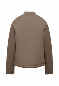 Bruine, gevoerde jas met een kraag, lange mouwen en een eenvoudig ontwerp. Gladde textuur, geen zichtbare patronen of hardwaredetails.