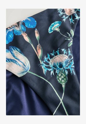 Tessuto floreale con fiori blu e crema su uno sfondo blu navy scuro, con dettagli intricati e una superficie liscia.