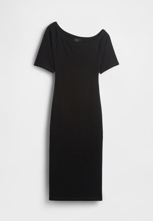 Czarna sukienka midi wykonana z elastycznej tkaniny. Ma krótkie rękawy, szeroki dekolt i dopasowaną sylwetkę bez dodatkowych ozdób.