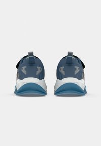 Baskets de sport bleues avec une tige texturée, accents gris, semelles blanches et languettes à l'arrière pour un enfilage facile. Design à bout rond.