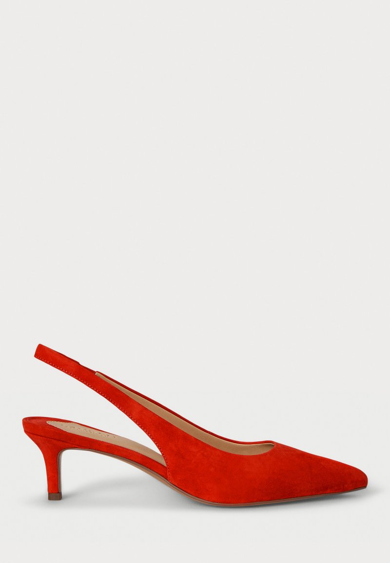 Punainen samettinen slingback-kengä, jossa on terävä nenä ja 5 cm korko. Tässä kengässä on leikattu muotoilu sivuilla ja sileä sisävuori.