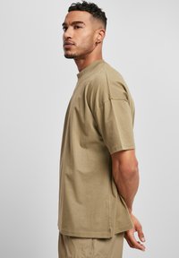 Urban Classics OVERSIZED MOCK NECK - Basic póló - khaki
