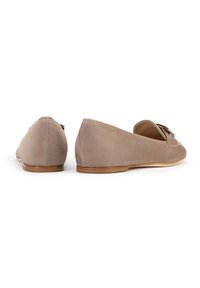 Bailarinas de ante en taupe claro con tacón bajo, que presentan un lazo decorativo y detalles de costura, textura suave y punta redondeada.