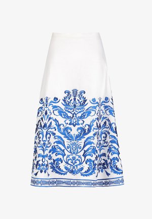 Falda blanca en línea A con intrincados patrones florales y ornamentales azules a lo largo de la mitad inferior y el dobladillo.