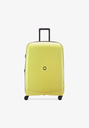 Valigia rigida gialla con superficie testurizzata, doppie ruote, manico retrattile e un foro per lucchetto circolare al centro.