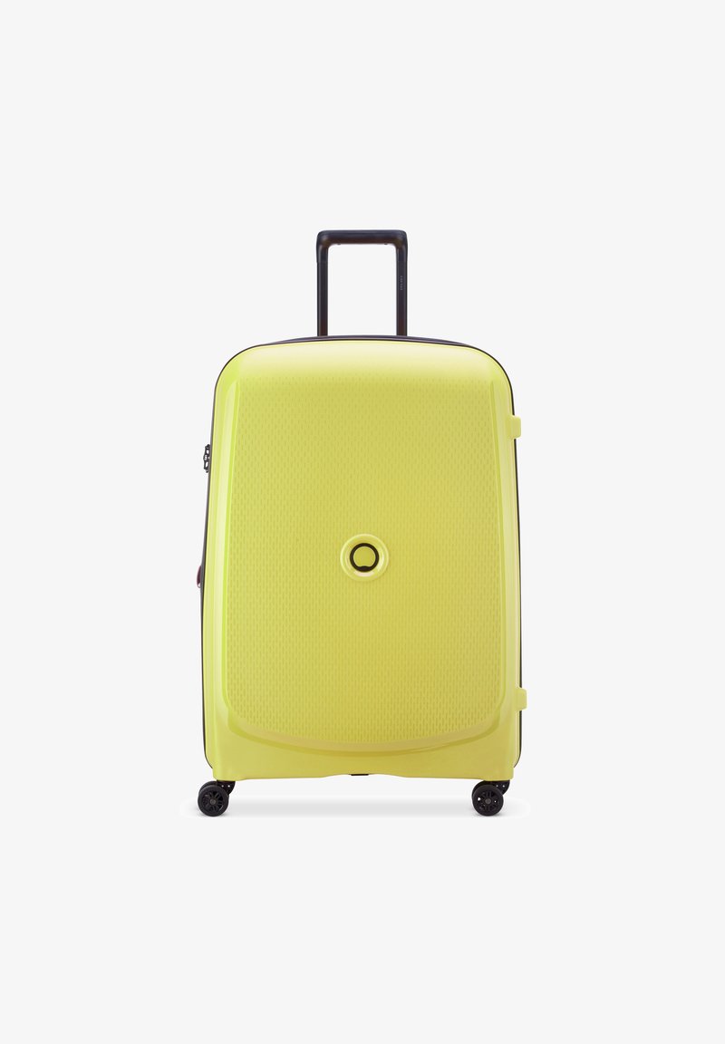 Valigia rigida gialla con superficie testurizzata, doppie ruote, manico retrattile e un foro per lucchetto circolare al centro.