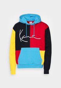 Sudadera con bloques de color que presenta tejido azul, rojo, amarillo y negro. Incluye un bolsillo frontal y texto blanco de firma en el frente.