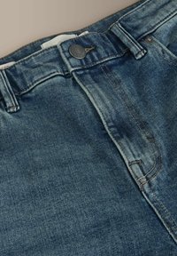 Niebieskie dżinsy typu denim z wyblakłym wykończeniem, wyposażone w zapięcie na guziki, design z pięcioma kieszeniami oraz przeszycia wzdłuż szwów.