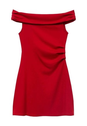 Czerwona sukienka bez ramiączek, odsłaniająca ramiona, z załamanym dekoltem i subtelnym marszczeniem z boku, do kolan, o dopasowanej sylwetce.