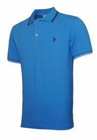 Polo bleu uni, avec une patte à deux boutons, un col contrastant et un logo brodé sur la poitrine gauche.