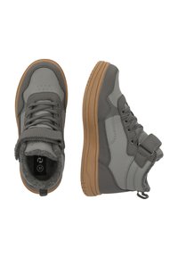 Grå høje sko med en glat syntetisk overdel, grå og brune detaljer, snøringer og velcro-lukninger samt en tekstureret gummisål.