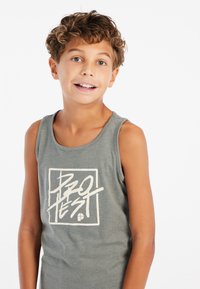 Grijze tanktop van lichtgewicht stof met een witte grafische afbeelding waarin het woord "PRO TEST" in een gestileerd lettertype is weergegeven.