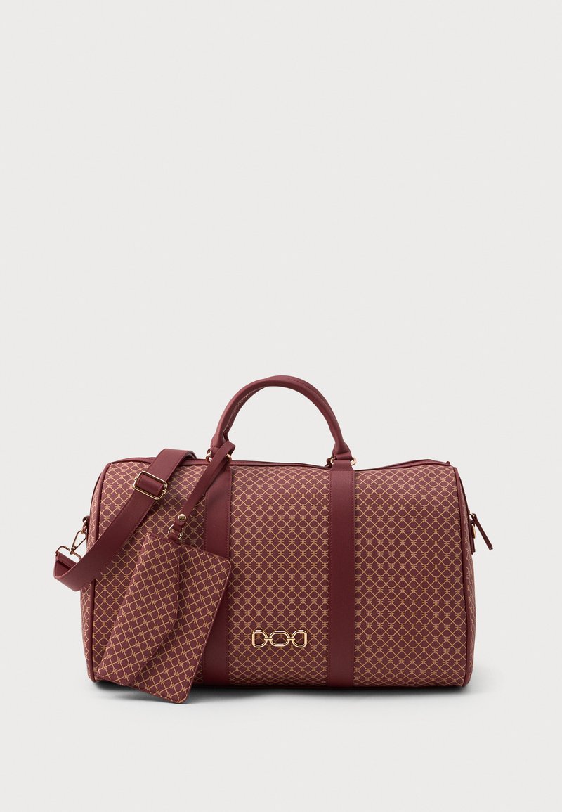 Borsa a duffle color bordeaux con motivo a diamante, hardware dorato, un'etichetta staccabile e manici doppi. Include una tracolla regolabile.