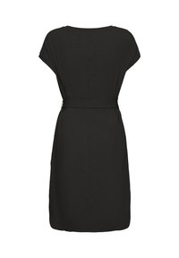 Robe noire mi-longue avec des manches courtes et une ceinture en tissu à la taille, vue de dos sur fond blanc.