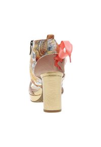 Sandale à talon avec un motif paisley multicolore, un talon doré métallique et un accent en nœud rose ; possède un dos fermé et une fermeture éclair sur le côté.