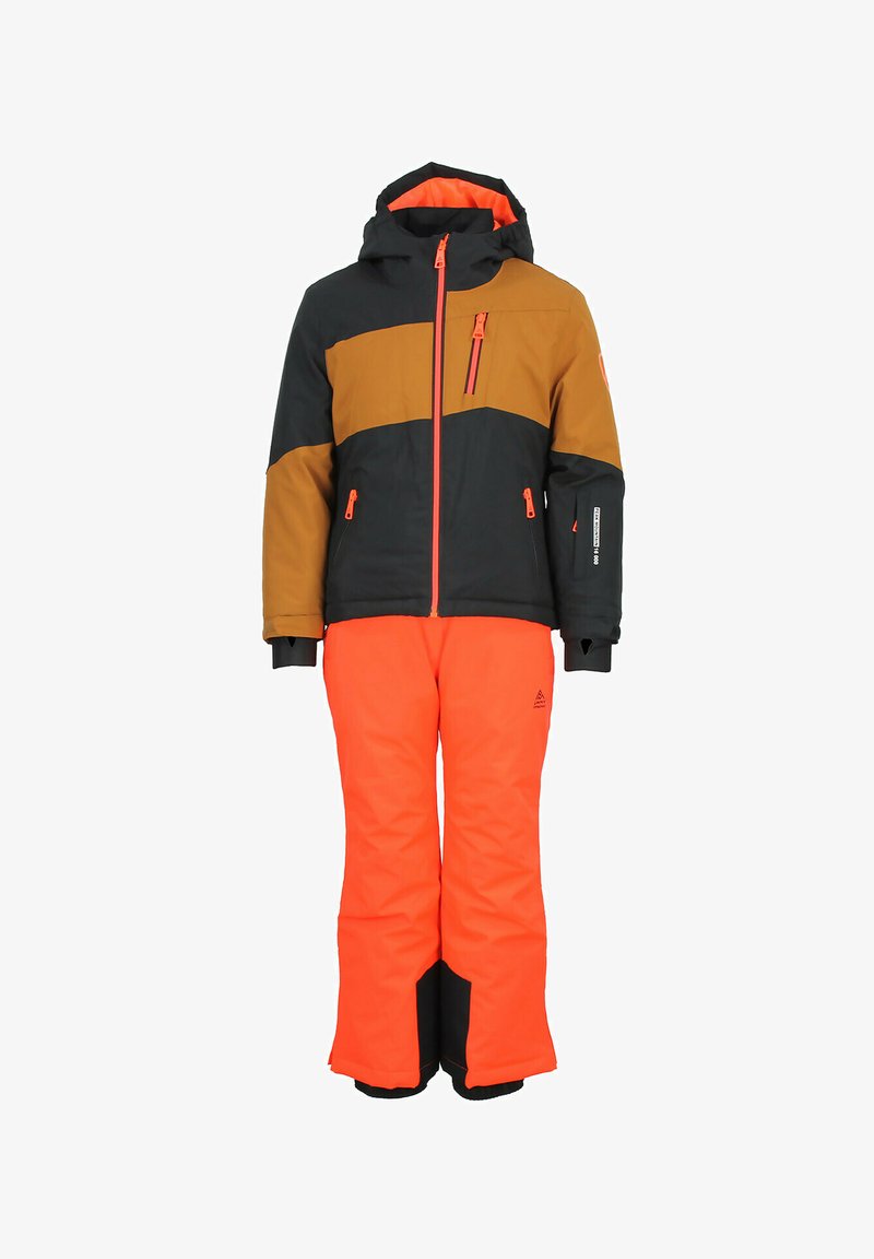 Veste de ski noire, marron et orange avec capuche ; poches zippées et accents oranges. Pantalons de ski assortis de couleur orange vif avec jambes larges.