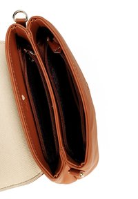 Braune Lederhandtasche mit zwei Reißverschlussfächern und einem beigen strukturierten Äußeren. Das Innere besitzt eine gemusterte Futter. Robuste Bauweise.