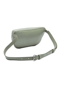 Zielona skórzana torebka na ramię o gładkiej fakturze, zaokrąglonym kształcie i regulowanym pasku z srebrnym okuciem oraz starannym przeszyciem.